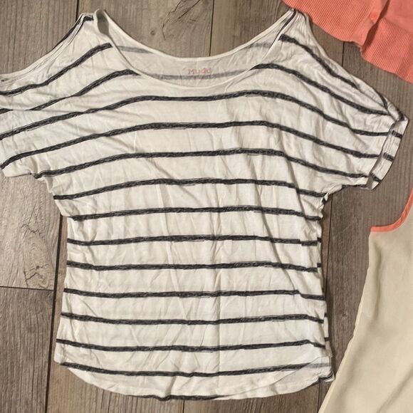 Lot of 3 Women’s Size Small Cardigan, Tank, Short Sleeve Top - Picture 2 of 16